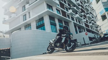 Moto - News: Husqvarna Svartpilen 801: la prima bicilindrica "media" della gamma naked