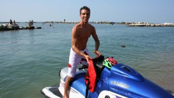 Moto - News: De Angelis al mare, moto in pista