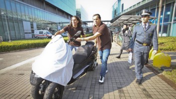 Moto - News: EICMA: GdF sequestra scooter cinese