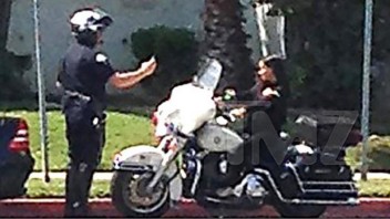 Moto - News: Poliziotto fotografa una ragazza sulla sua moto... in cambio niente multa