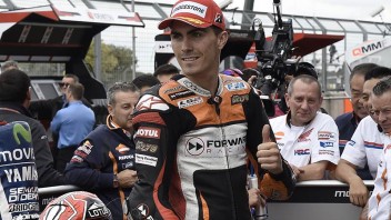 Loris Baz vicino alla Ducati di Avintia