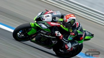 GARA1: Jonathan Rea piega Sykes in Thailandia