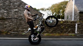 Moto - News: Dougie's Wheelie: Lampkin ce l'ha fatta!