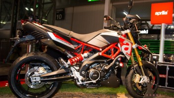 Moto - News: Aprilia Dorsoduro 900: fun-bike di carattere