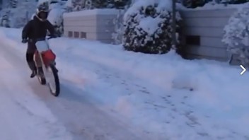 VIDEO. Pedrosa funambolo sulla neve