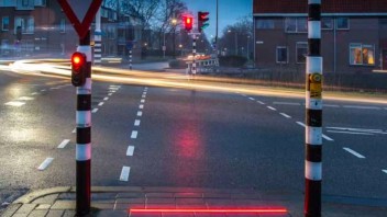 Moto - News: Curiosità: l'Olanda sperimenta il sistema "Linea luce +"