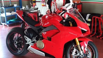 Moto - News: Ducati V4: prima foto in rosso, ma il web si divide