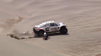 Dakar: Pilota cade dalla moto, l'auto la evita per miracolo