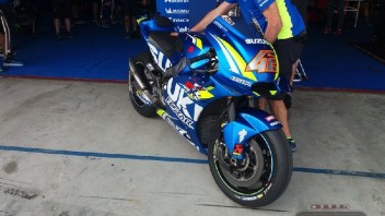 MotoGP: Suzuki sfoggia la nuova carena in stile Ducati GP17