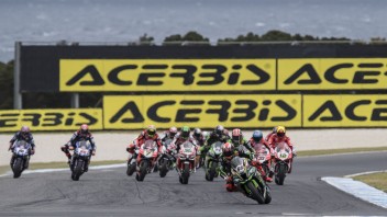 SBK: gomme in crisi, gara2 con il flag-to-flag obbligatorio 