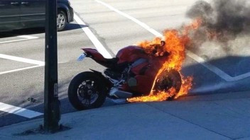 Moto - News: Panigale V4 in fiamme: si indaga sulle cause