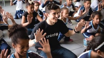 MotoGP: Marquez visita una scuola in Brasile per UNICEF