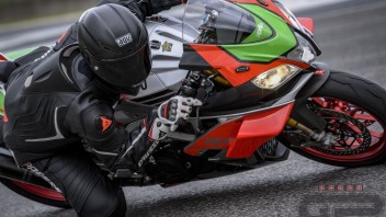 Moto - Test: RSV4 RF Factory Works: l’Aprilia che vi mette le ali