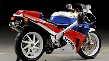 Moto - News: Honda VFR 750 RC30: una leggenda a "Km 0"