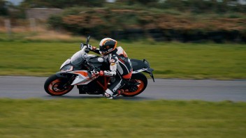 Moto - News: KTM 1290 Super Duke GT 2019: alla conquista del TT