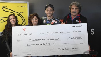 MotoGP: Valentino Rossi consegna l&#039;assegno alla Fondazione Simoncelli