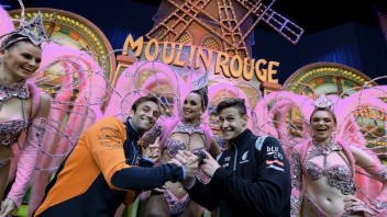 MotoGP: Arte e ballerine: Parigi conquista la MotoGP