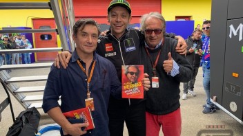 MotoGP: Belìn, che testimonial: Rossi posa con il libro di Pernat