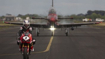 MotoGP: Wayne Gardner sfida un aereo per lanciare il GP di Phillip Island
