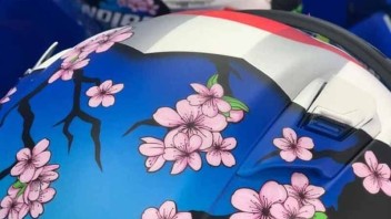 MotoGP: Alex Rins in pista a Motegi con un casco con fiori di ciliegio