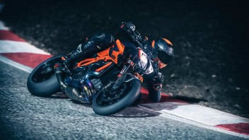 EICMA: KTM 1290 Super Duke R e 890 Duke R: le austriache si fanno più cattive