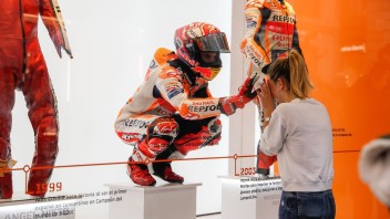 MotoGP: Marc Marquez si trasforma in manichino umano nelle vetrine di Madrid