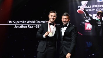 SBK: Max Biaggi omaggia Jonathan Rea alla premiazione FIM di Montecarlo