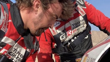 Dakar: Alonso meccanico nel deserto: &quot;Abbiamo del nastro americano?&quot;