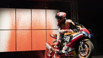 MotoGP: Marquez meglio di Picasso: dipinge un quadro... con la sua moto