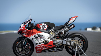 SBK: Un nuovo serbatoio per la Ducati del Barni Racing Team di Leon Camier