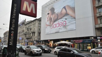 Auto - News: Automobili come il porno, lo strano caso delle pubblicità a Milano