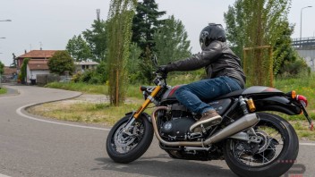 Moto - Test: Prova Triumph Thruxton RS 2020: la classic ritrova la sua sportività