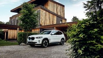 Auto - News: BMW iX3: arriva il primo SUV completamente elettrico