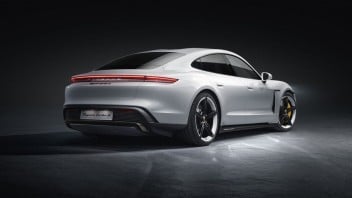 Auto - News: Porsche Taycan Turbo S: il test dell'alce, non va per niente bene