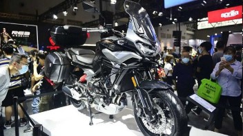 Moto - News: Zongshen presenta la Cyclone RX6, crossover con motore Norton