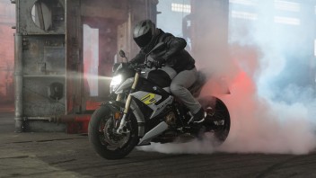 Moto - News: BMW S 1000 R my2021: svelata la nuova Hypernaked - Caratteristiche, foto e video