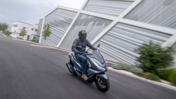 Moto - Scooter: Honda PCX 125 2021: cambio di look e non solo - caratteristiche e foto