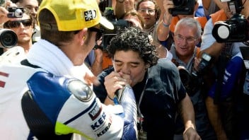 News: Morto Diego Maradona: amava le moto, incoronò Rossi il polso destro di Dio
