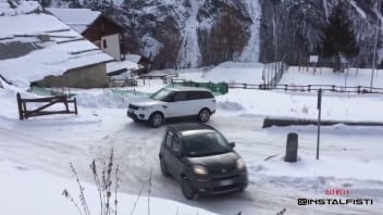 Auto - Video: Italia è davvero la Land of Panda: una Range Rover si ferma, lei no!