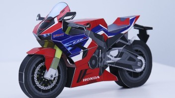 Moto - News: Ecco una Honda CBR 1000RR-R per tutte le tasche: è di carta!