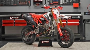 Moto - News: Honda XR650R Special by VMX Restomod: 20 anni e non sentirli