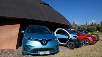 Auto - News: Renault è leader nell'elettrificazione e amplia la gamma E-TECH