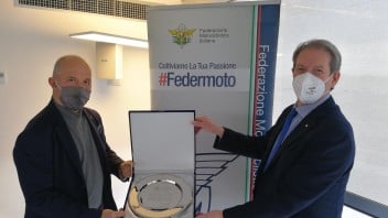 Dakar: Franco Picco, leggenda della Dakar, premiato dal Presidente FMI Copioli