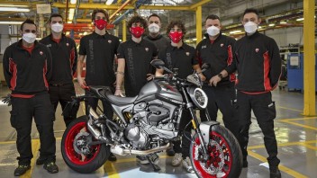 Moto - News: Ducati Monster 2021: al via la produzione della naked italiana