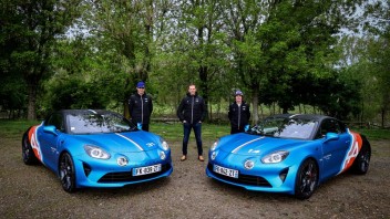 Auto - News: Alpine A110 Trackside: l'auto di Alonso ed Ocon dei GP Europei di F1