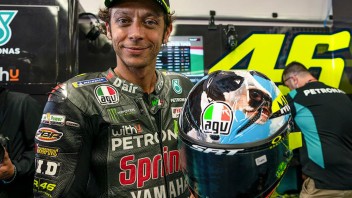 MotoGP: "MuuuuGello": una mucca sul casco, Rossi cita Elio per il GP d'Italia
