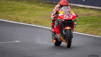 MotoGP: Marquez sfrutta la pioggia: 1° in FP3 a Le Mans, Savadori splendido 2°