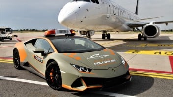 Auto - News: Lamborghini Huracán Evo Follow Me: a Bologna sfreccia con gli aerei
