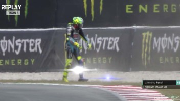 MotoGP: VIDEO La caduta di Valentino Rossi in Q2 e gli highlights, GP Barcellona