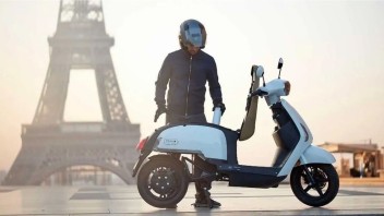 Moto - Scooter: Ma quale e-scooter?! Ecco l'ibrido che fa 400 km con un pieno